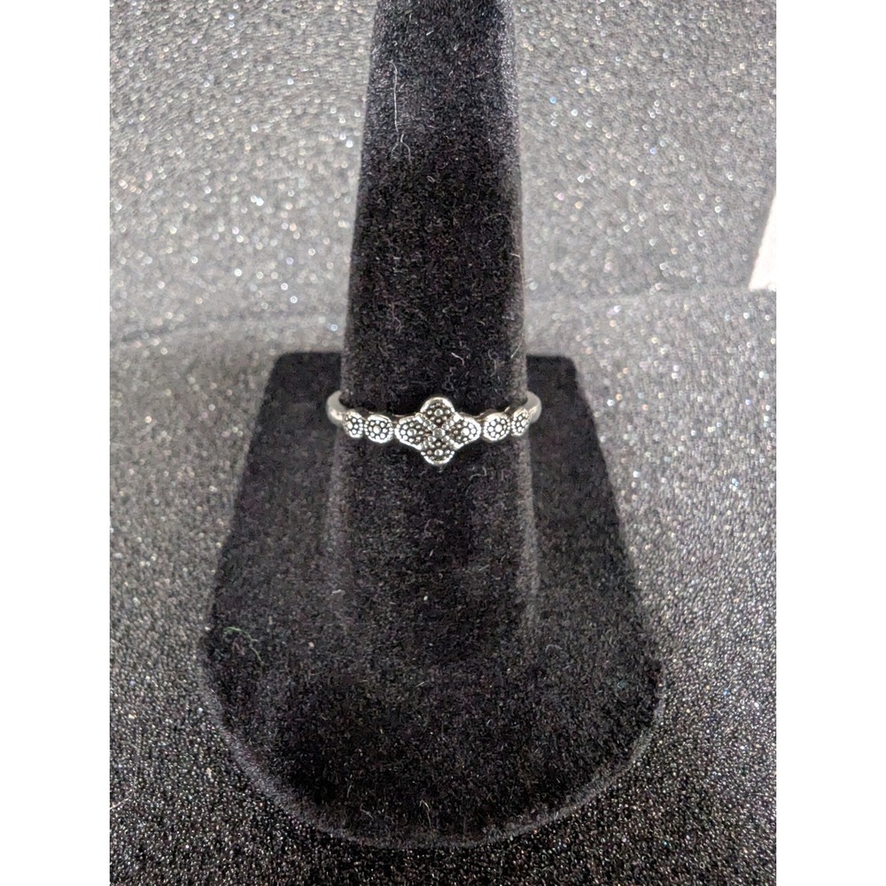 Silver Toned Clover Pendant Ring - size 6